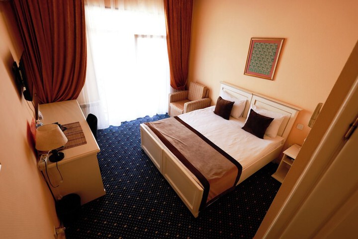Room 9 of 32