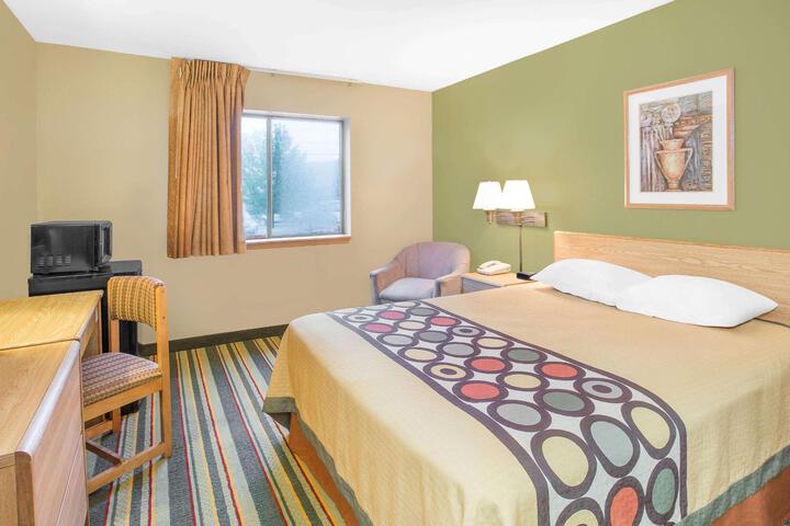 1 Queen Bed (10 of 11)