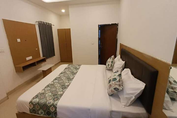 Room 10 of 14