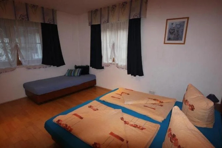 Room 4 of 16