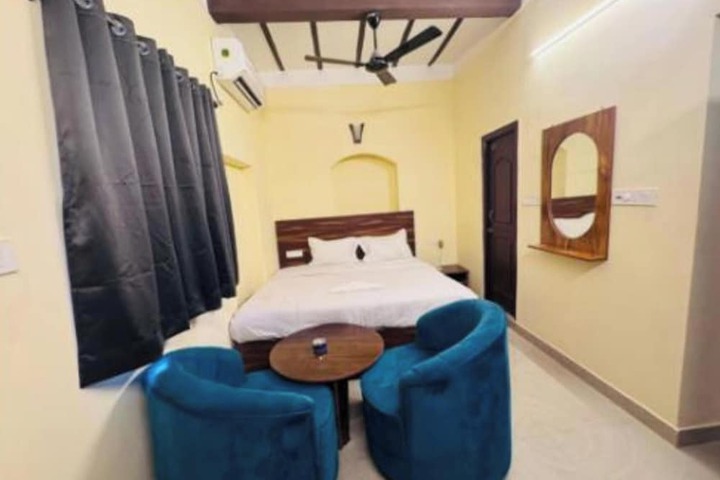 Room 4 of 16