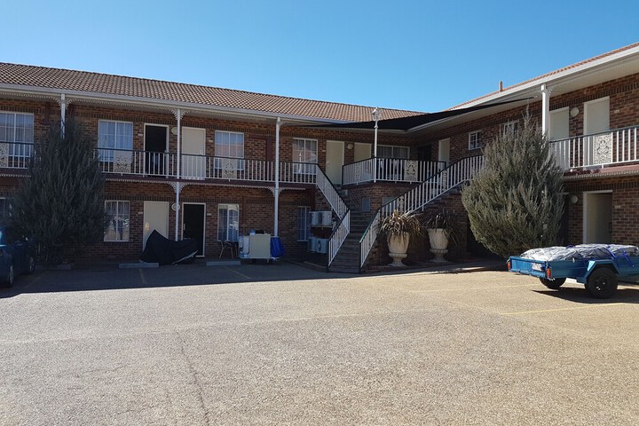 Hotel Exterior 75 of 101