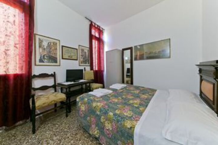 Room 6 of 10