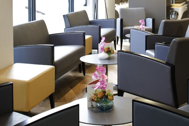 Lounge 70 of 77