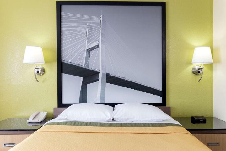 1 Queen Bed (1 of 11)