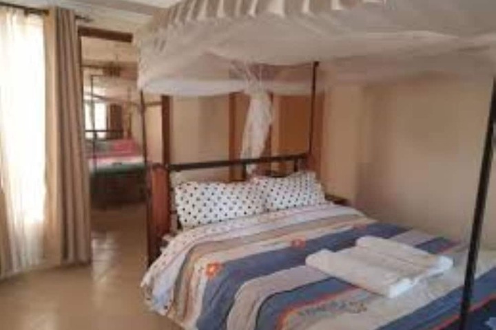 Room 4 of 12