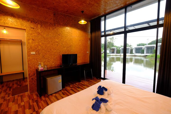Room 16 of 28