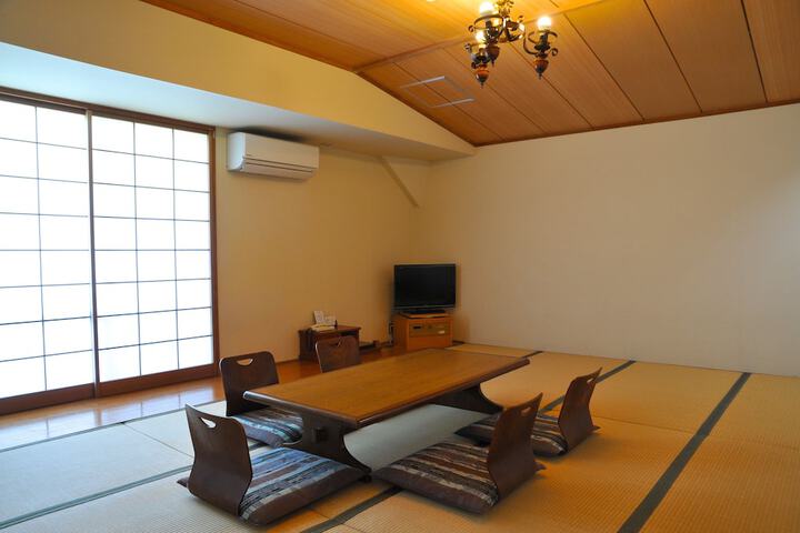 Room 6 of 32