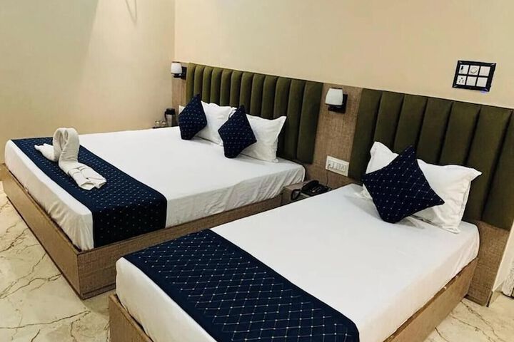 Room 6 of 8