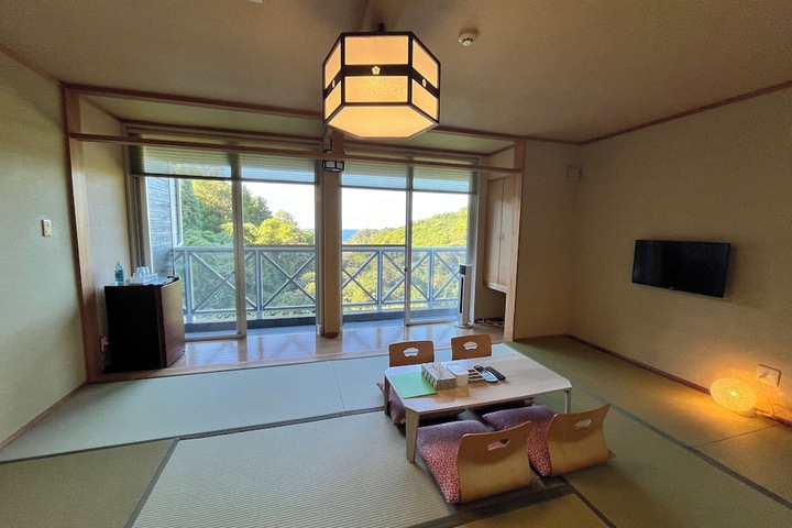 Room 6 of 18