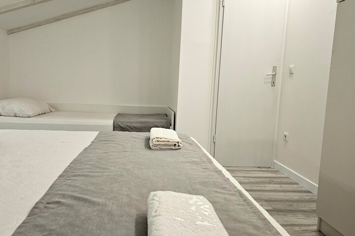 Room 5 of 140