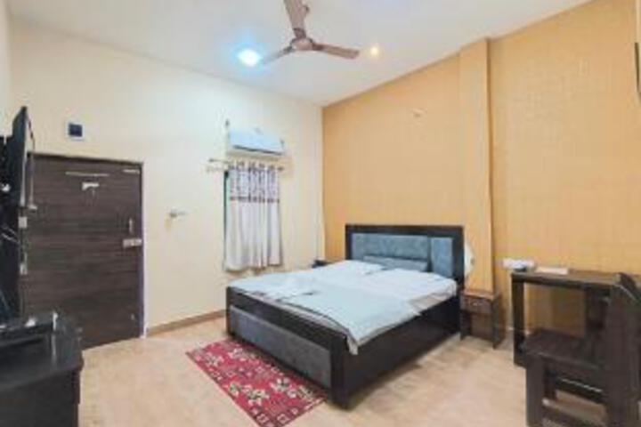Room 12 of 18
