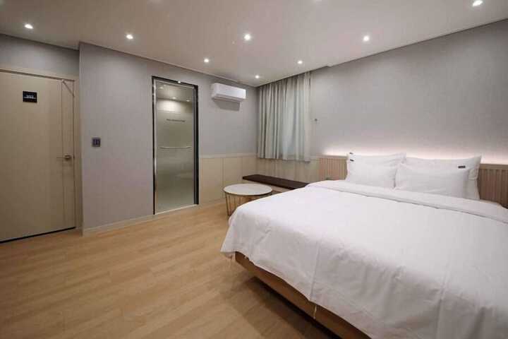 Room 18 of 53