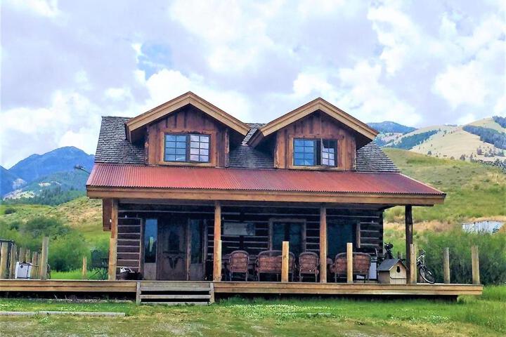 Schoolhouse Cabin in Gardiner, MT