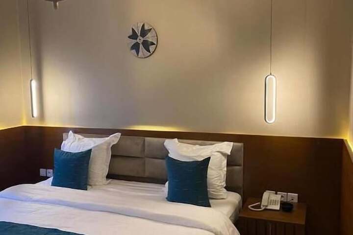 Room 4 of 33
