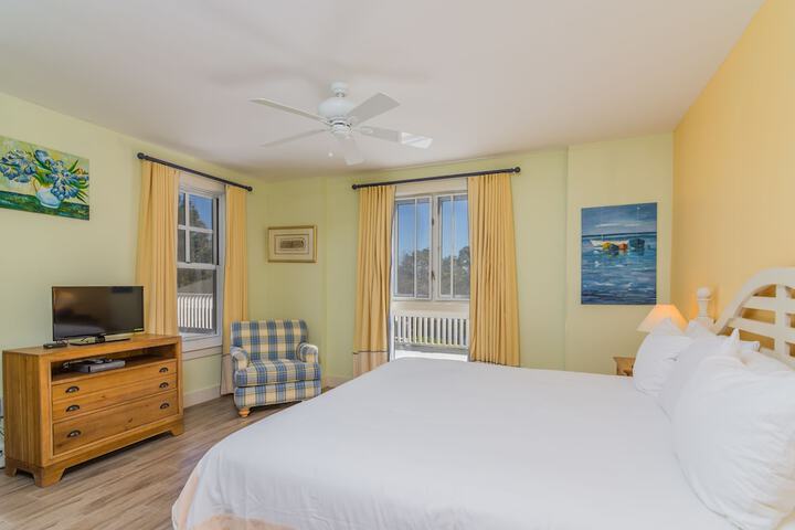 Room 33 of 270