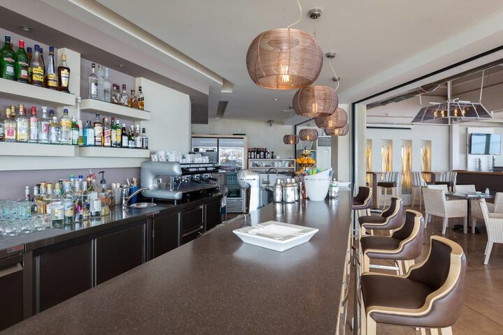 Lounge 224 of 266