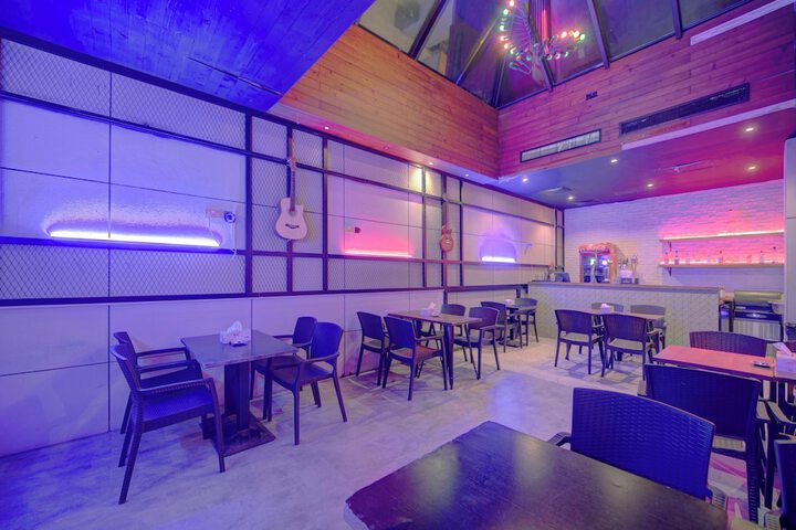 Lounge 27 of 35