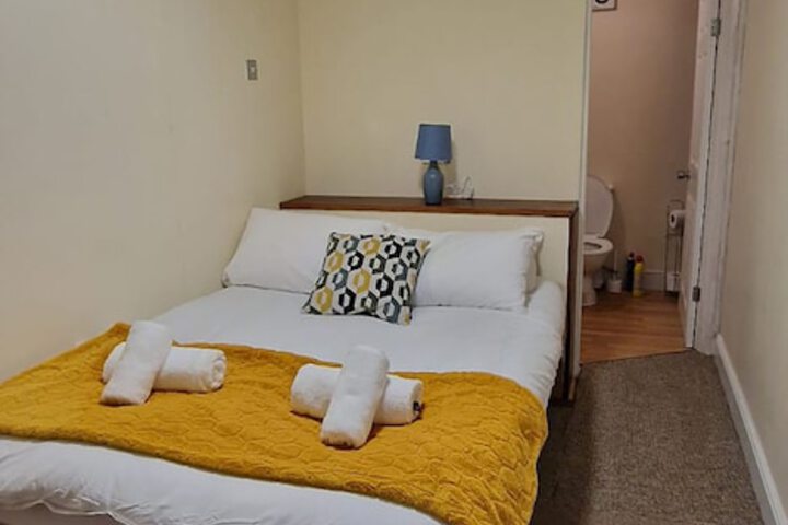 Room 2 of 6