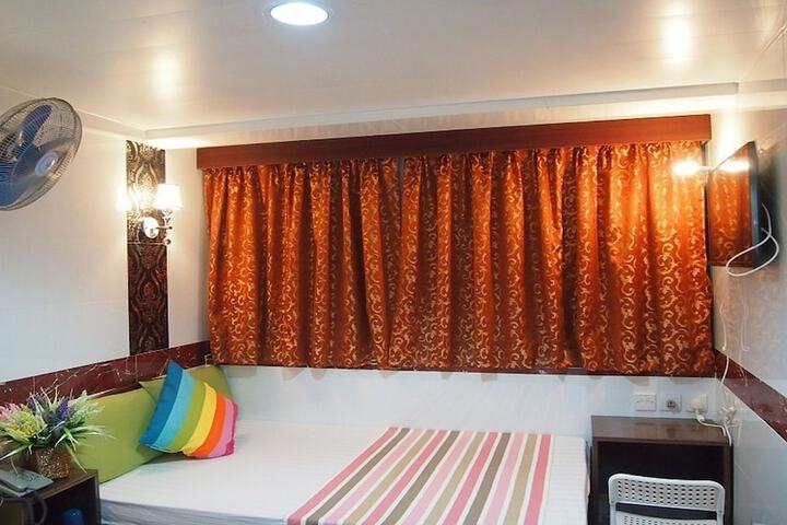 Room 33 of 60