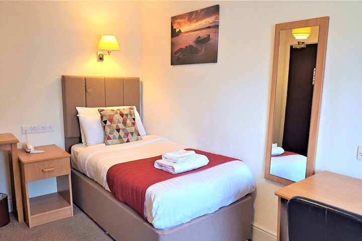 Room 3 of 28