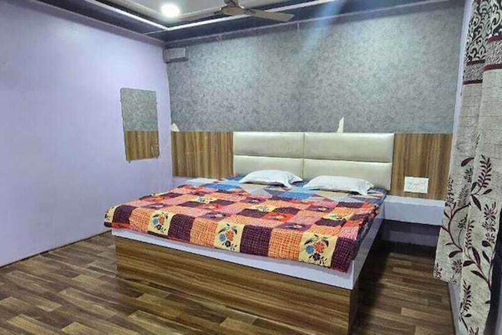 Room 2 of 7