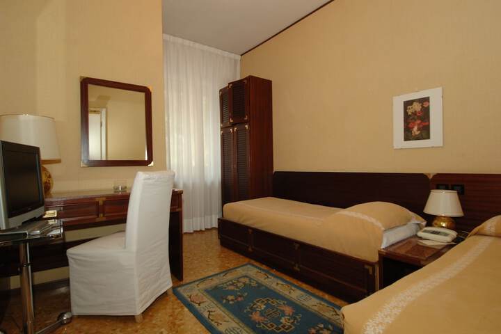 Room 9 of 68