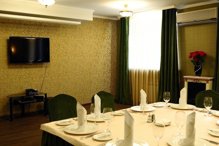 Ballroom/Hall 55 of 71