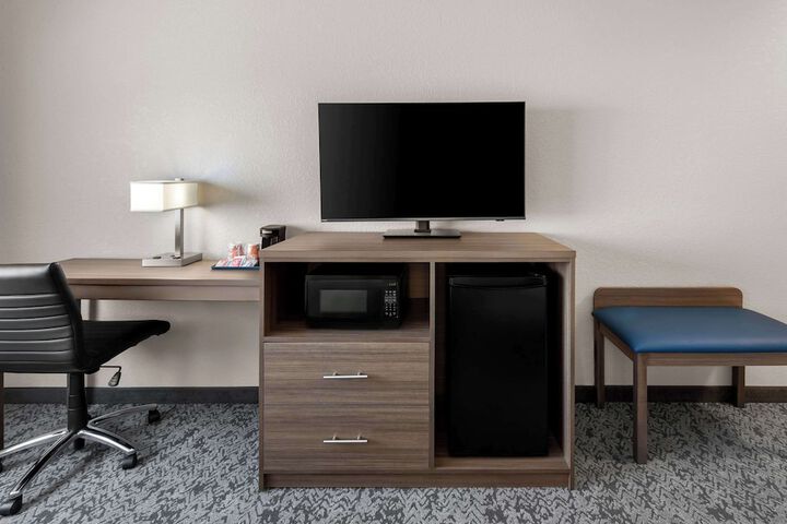 Room 32 of 65