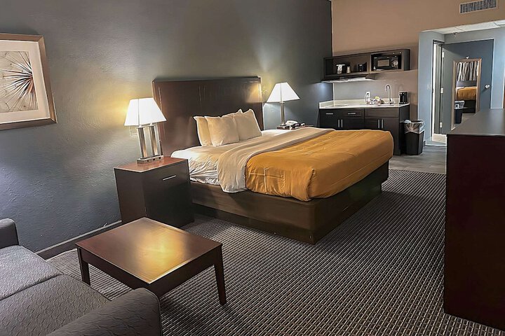 1 King Bed Efficiency (5 of 7)