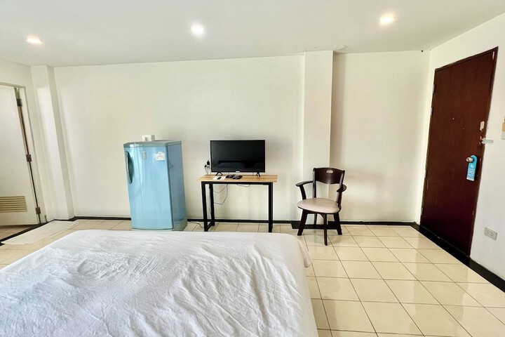 Room 8 of 42