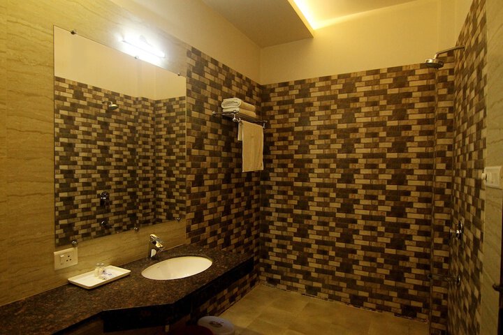 Room 33 of 63