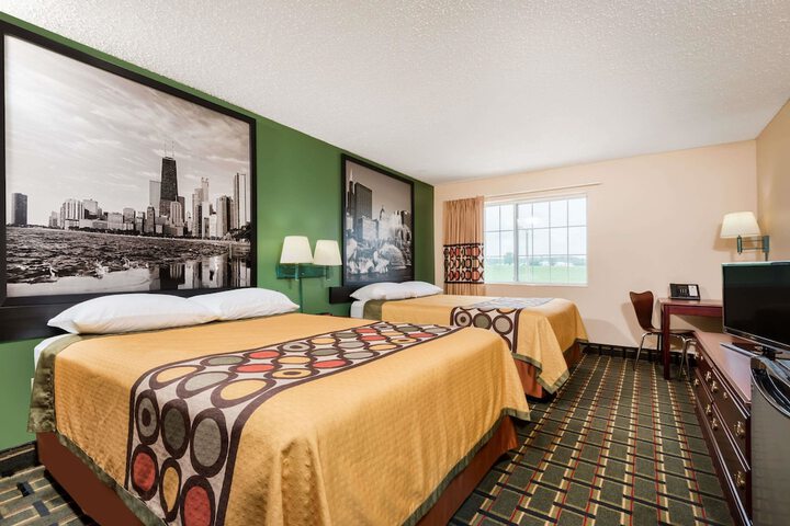 2 Queen Beds (1 of 9)