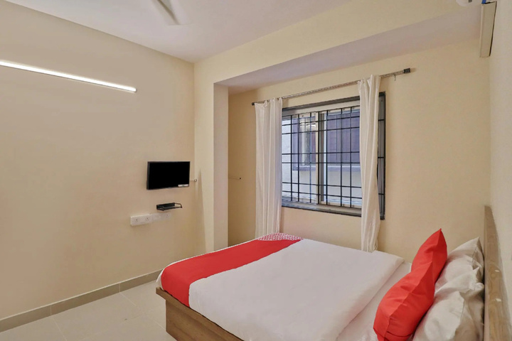 Room 4 of 8