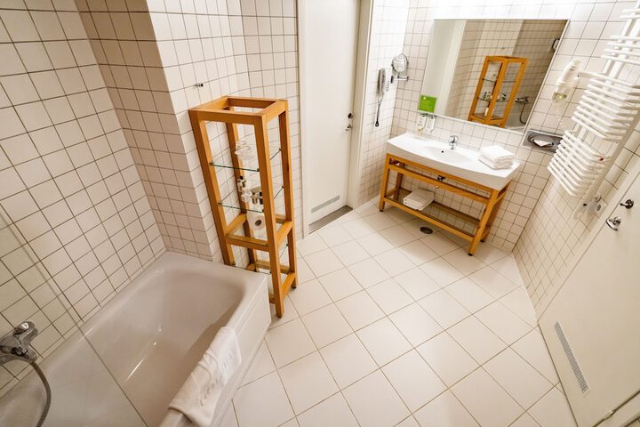 Room 103 of 176