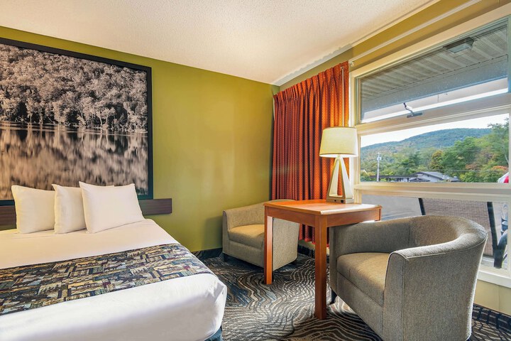 2 Double Beds Pool View (4 of 19)