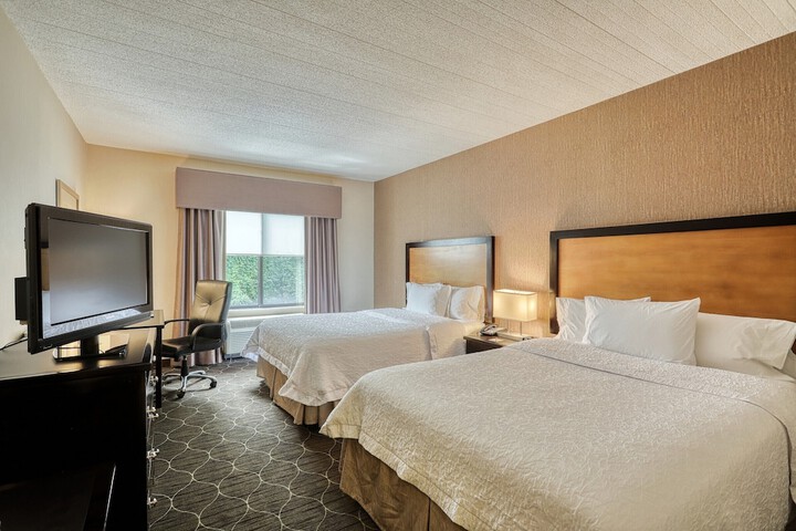 2 Queen Beds (3 of 5)