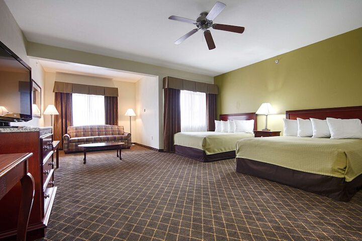2 Queen Beds Microwave and Refrigerator WiFi Full Breakfast (3 of 7)