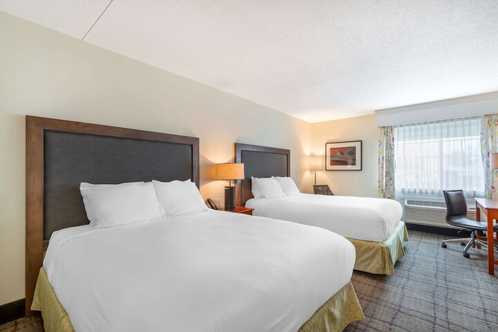2 Queen Beds Refridgerator High Speed Internet Coffee Maker, Hair Full Breakfast (2 of 9)