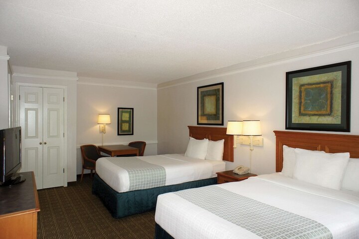 2 Double Beds Mobility Hearing Accessible Room Roll in Shower (14 of 16)