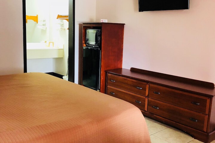 1 King Bed (7 of 9)