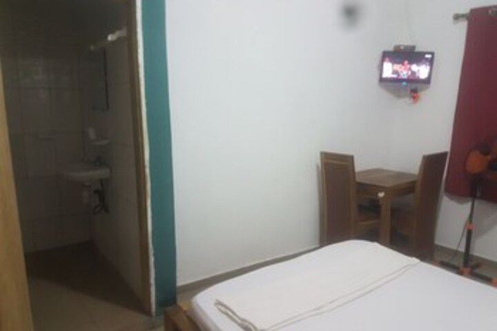 Room 4 of 40