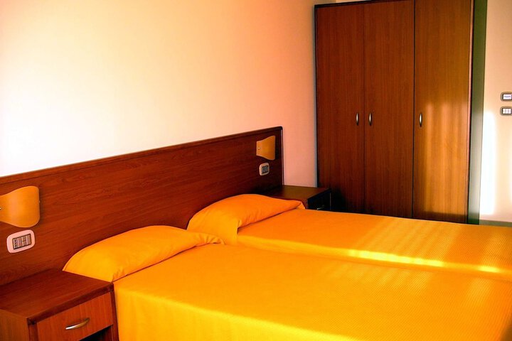 Room 6 of 67