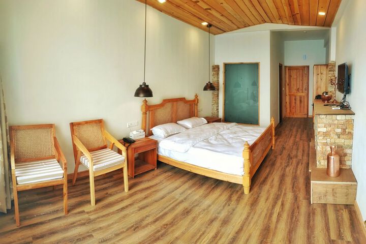 Room 8 of 12