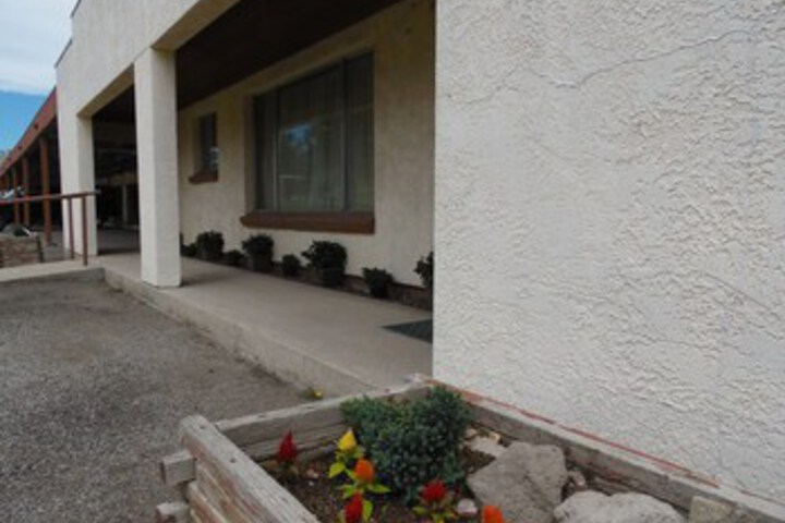 Hotel Exterior 7 of 28