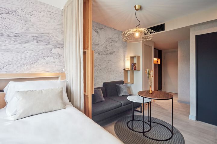 Room 10 of 16