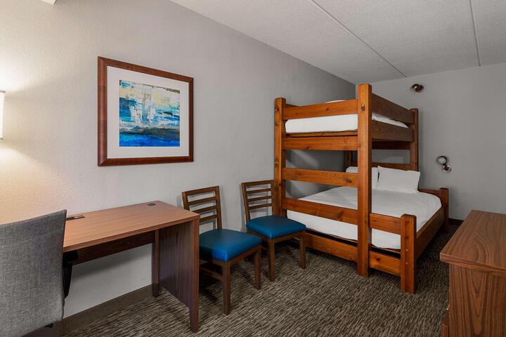 2 Queen Beds High Speed Internet Accessible Coffee Maker, Hairdryer Iron and Ironing Boa (4 of 25)