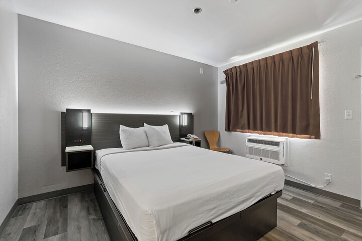 Deluxe Queen Room (14 of 16)