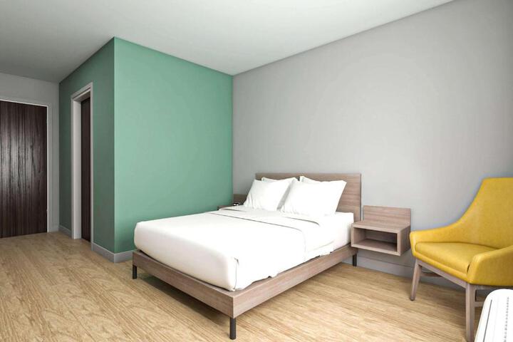 1 Queen Bed Accessible Bathtub with Grab Bars (16 of 21)