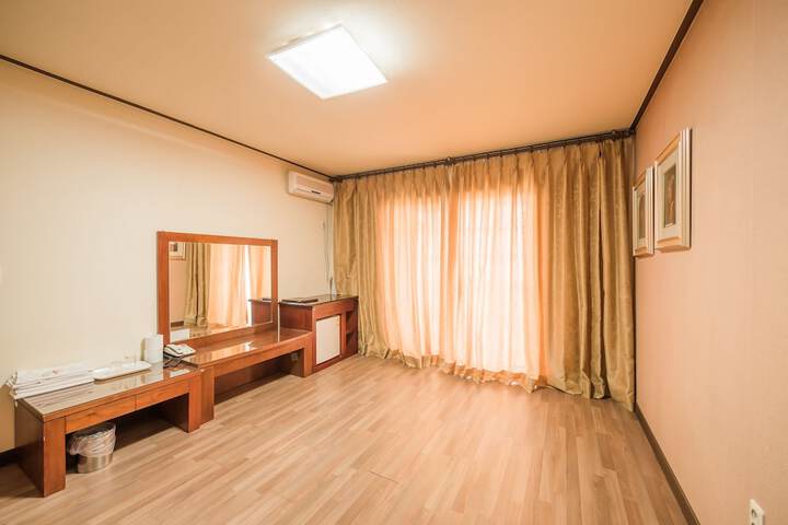 Room 15 of 40